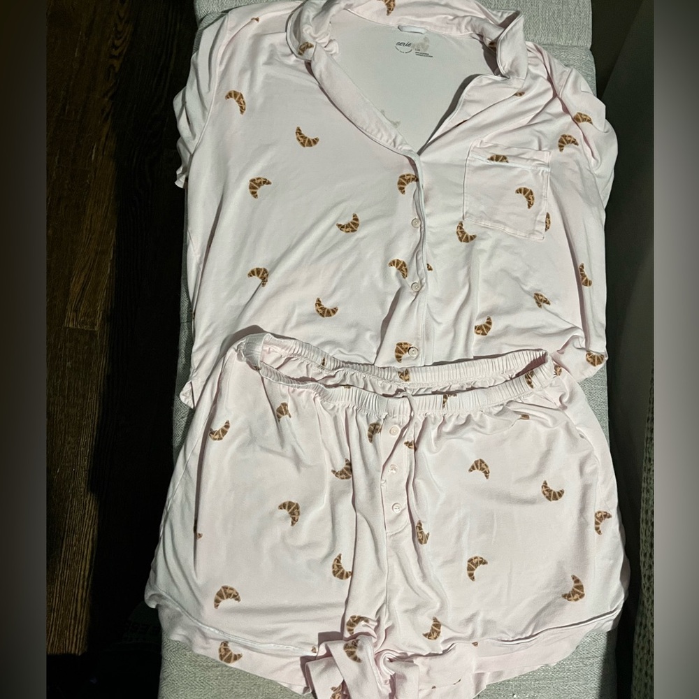 Cropped aerie pj set - size l light pink croissant pattern